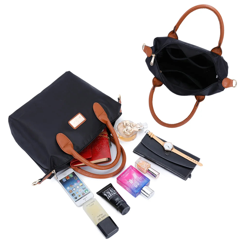 Intérieur zippé de La Balade noir avec poches plaquées pour téléphone, portefeuille et parfum – réf. Z-01