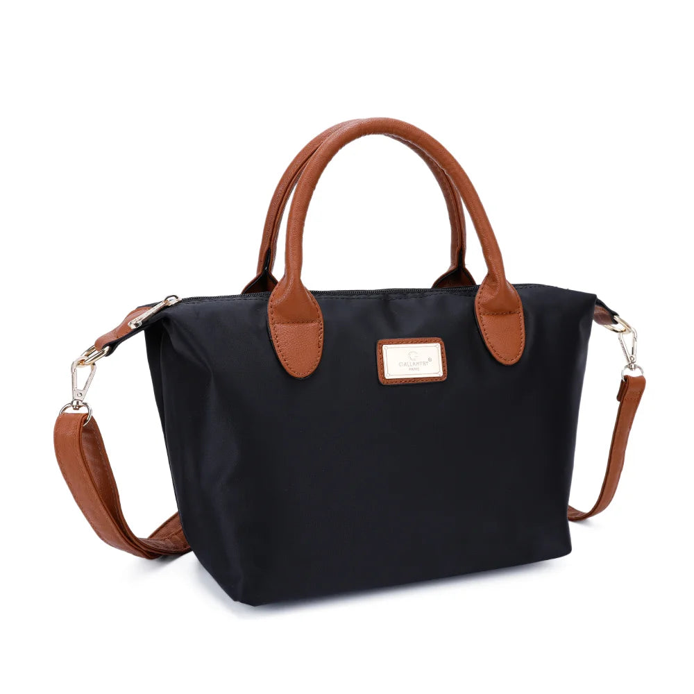 La Balade noir vue de trois-quarts : forme trapèze souple et bandoulière amovible en simili cuir camel – réf. Z-01