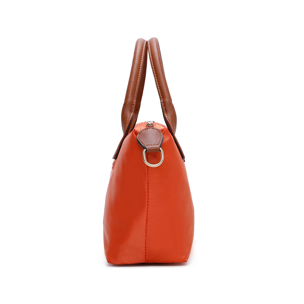 Profil de La Balade orange claire : patte latérale en simili cuir et anneau doré pour la bandoulière – réf. Z-01