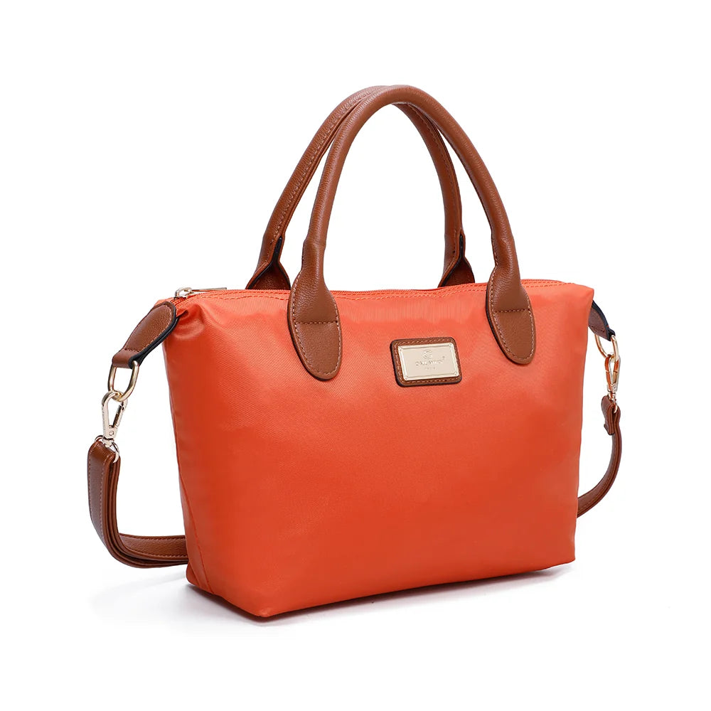 La Balade orange claire vue de trois-quarts : forme trapèze souple et bandoulière amovible en simili cuir camel – réf. Z-01