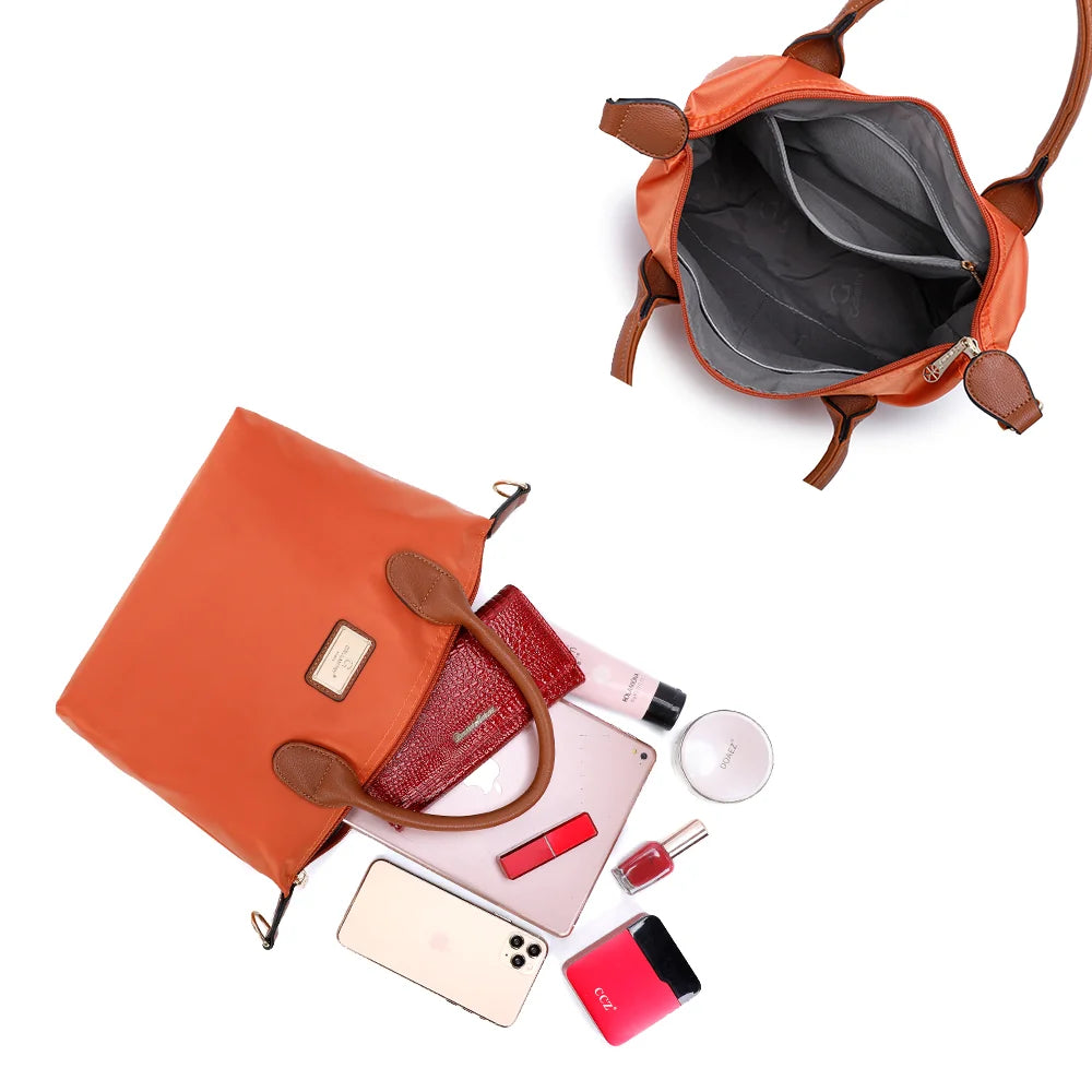 Intérieur zippé de La Balade orange avec poches plaquées pour téléphone, portefeuille et parfum – réf. Z-01