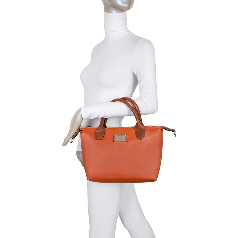 La Balade orange portée par une femme, à la main ou à l’épaule grâce à sa bandoulière amovible – réf. Z-01