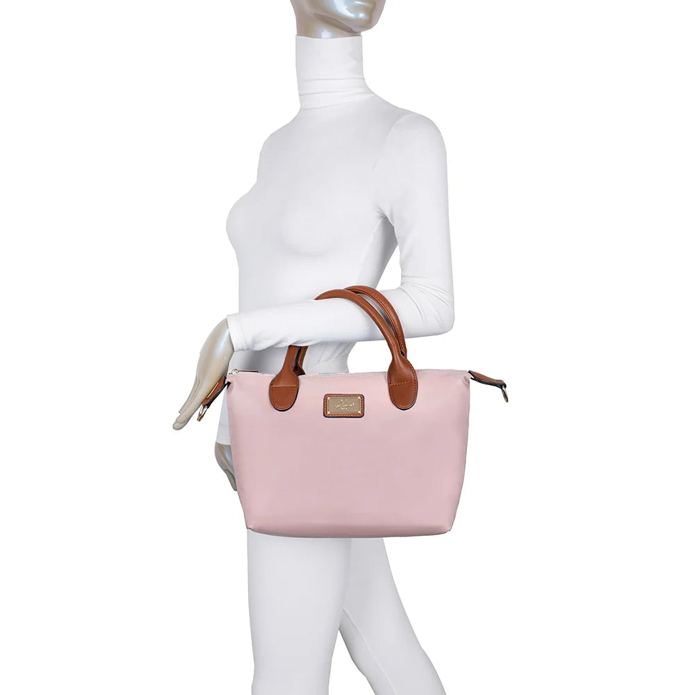 La Balade rose claire portée par une femme, à la main ou à l’épaule grâce à sa bandoulière amovible – réf. Z-01