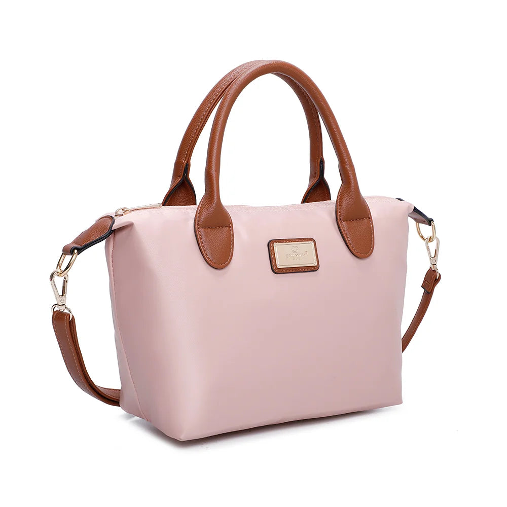 La Balade rose claire vue de trois-quarts : forme trapèze souple et bandoulière amovible en simili cuir camel – réf. Z-01