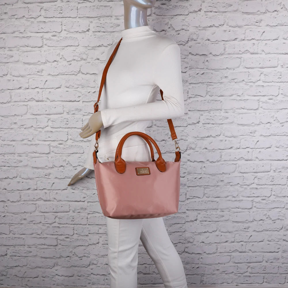 La Balade rose foncé portée par une femme, à la main ou à l’épaule grâce à sa bandoulière amovible – réf. Z-01