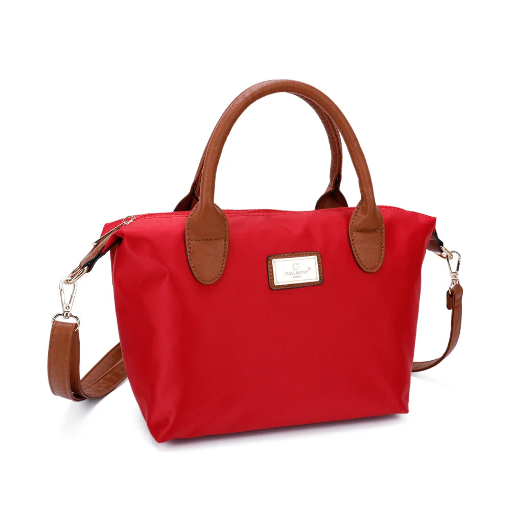 La Balade rouge vue de trois-quarts : forme trapèze souple et bandoulière amovible en simili cuir camel – réf. Z-01