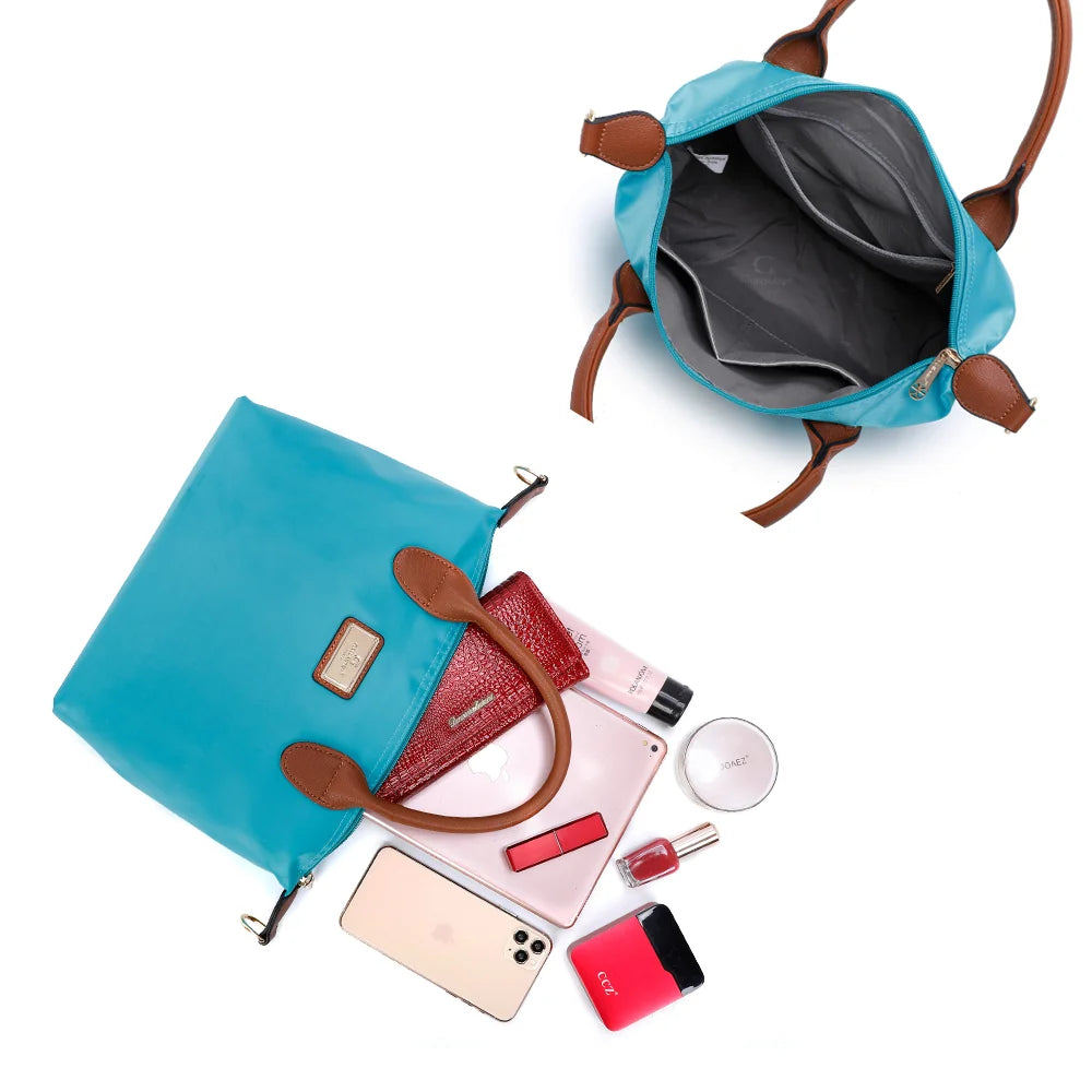Intérieur zippé de La Balade turquoise avec poches plaquées pour téléphone, portefeuille et parfum – réf. Z-01