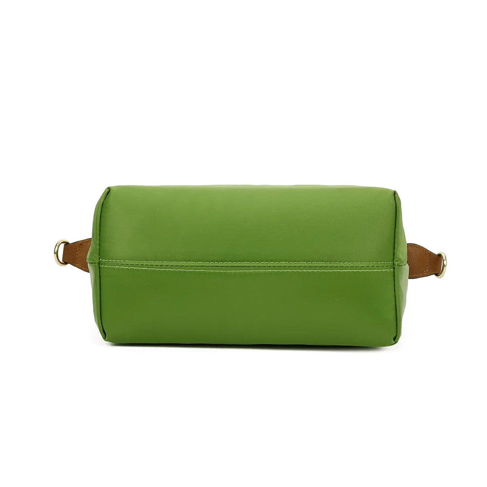 Dessous de La Balade vert gazon en nylon léger, format compact de 29 × 13 cm – réf. Z-01