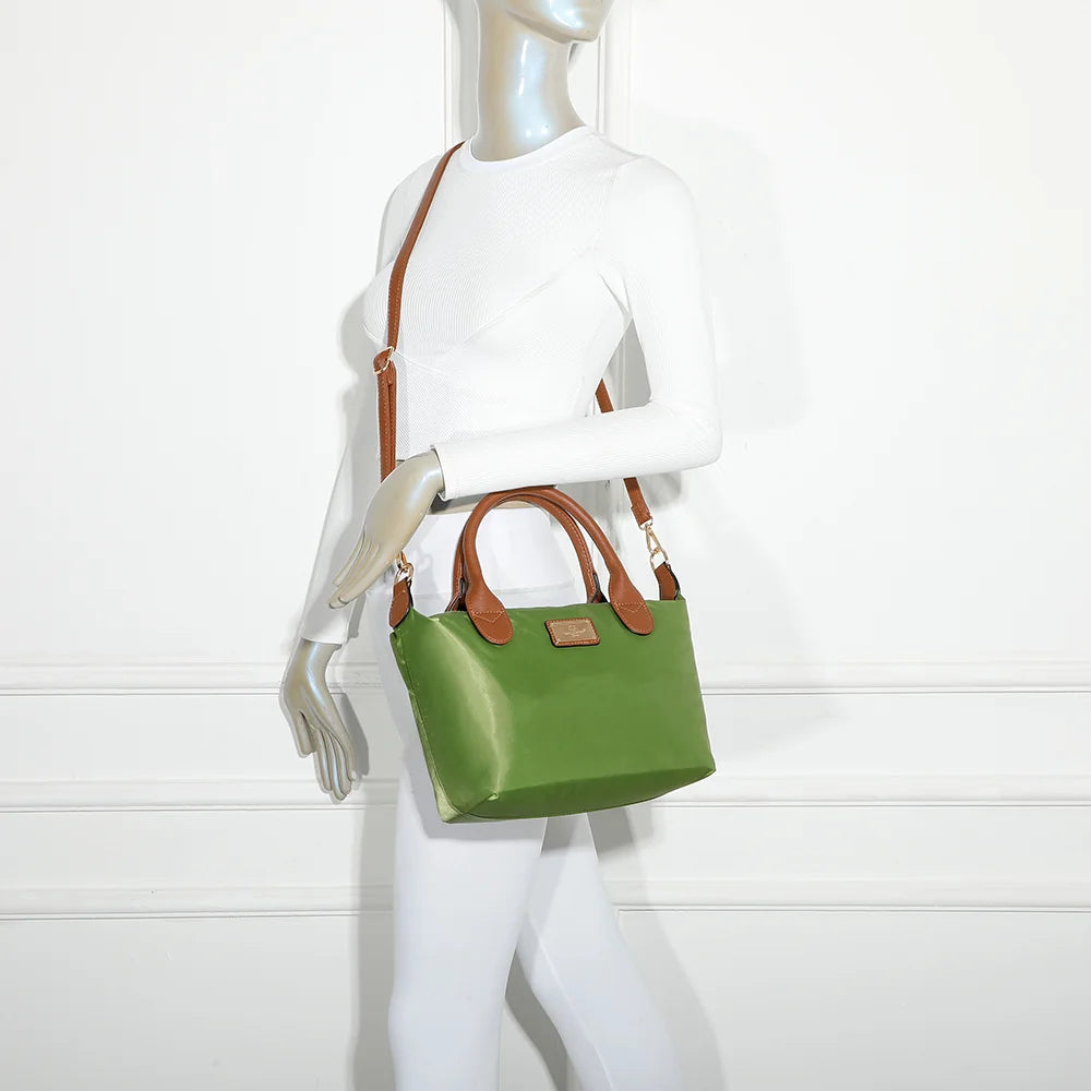 La Balade vert gazon portée par une femme, à la main ou à l’épaule grâce à sa bandoulière amovible – réf. Z-01