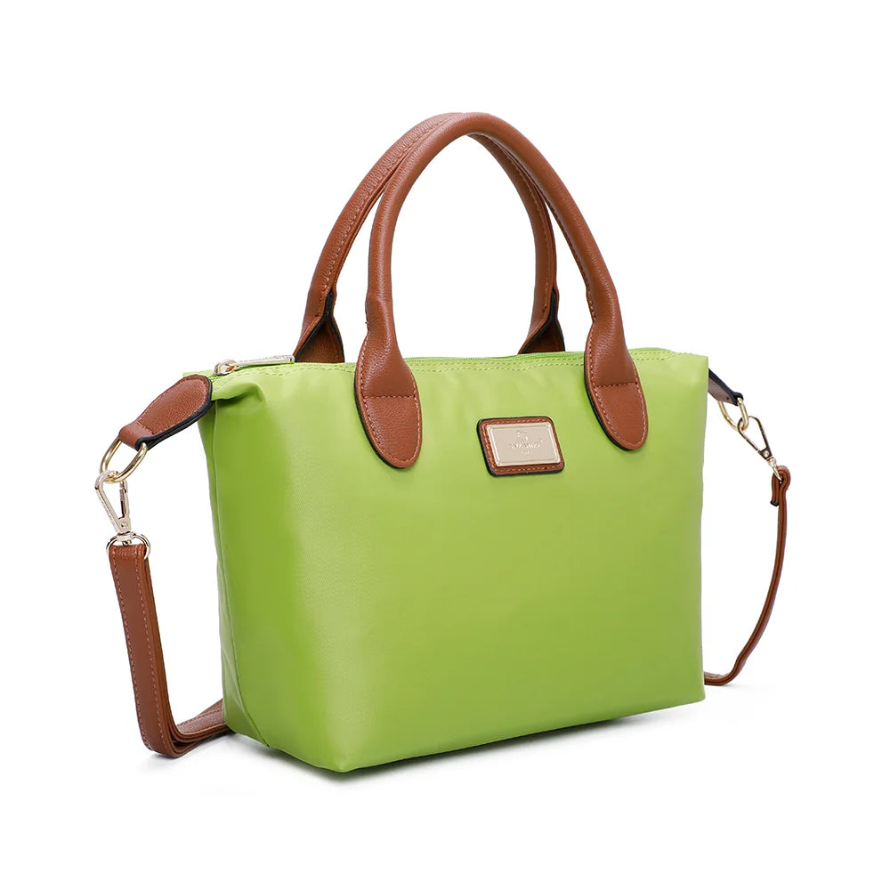 La Balade vert pomme vue de trois-quarts : forme trapèze souple et bandoulière amovible en simili cuir camel – réf. Z-01