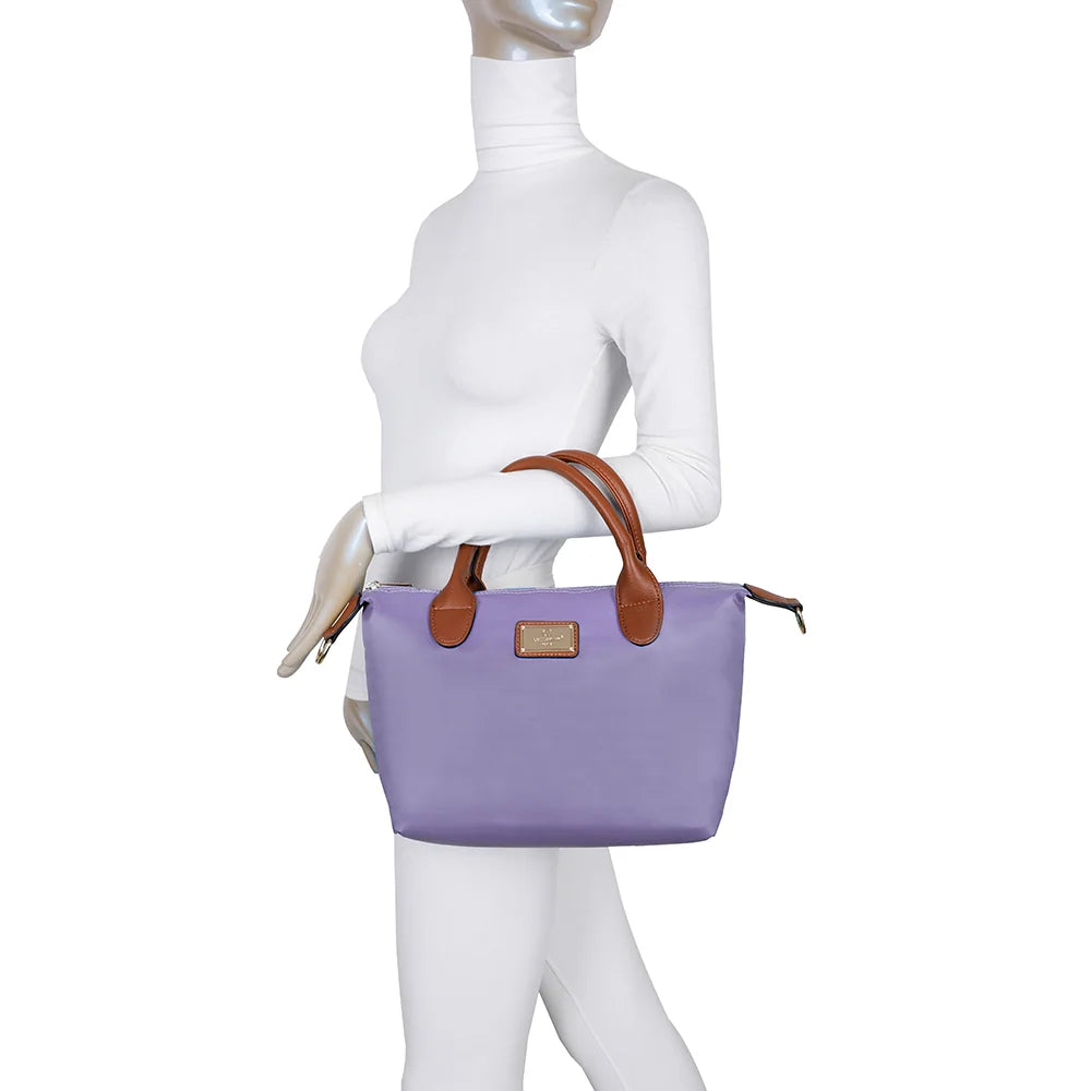 La Balade violet claire portée par une femme, à la main ou à l’épaule grâce à sa bandoulière amovible – réf. Z-01