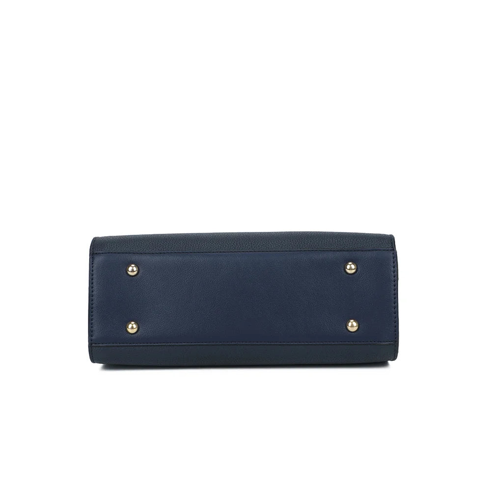 Dessous de La Belléa bleu foncé, base plate qui permet au sac de tenir droit une fois posé – réf. M-9463