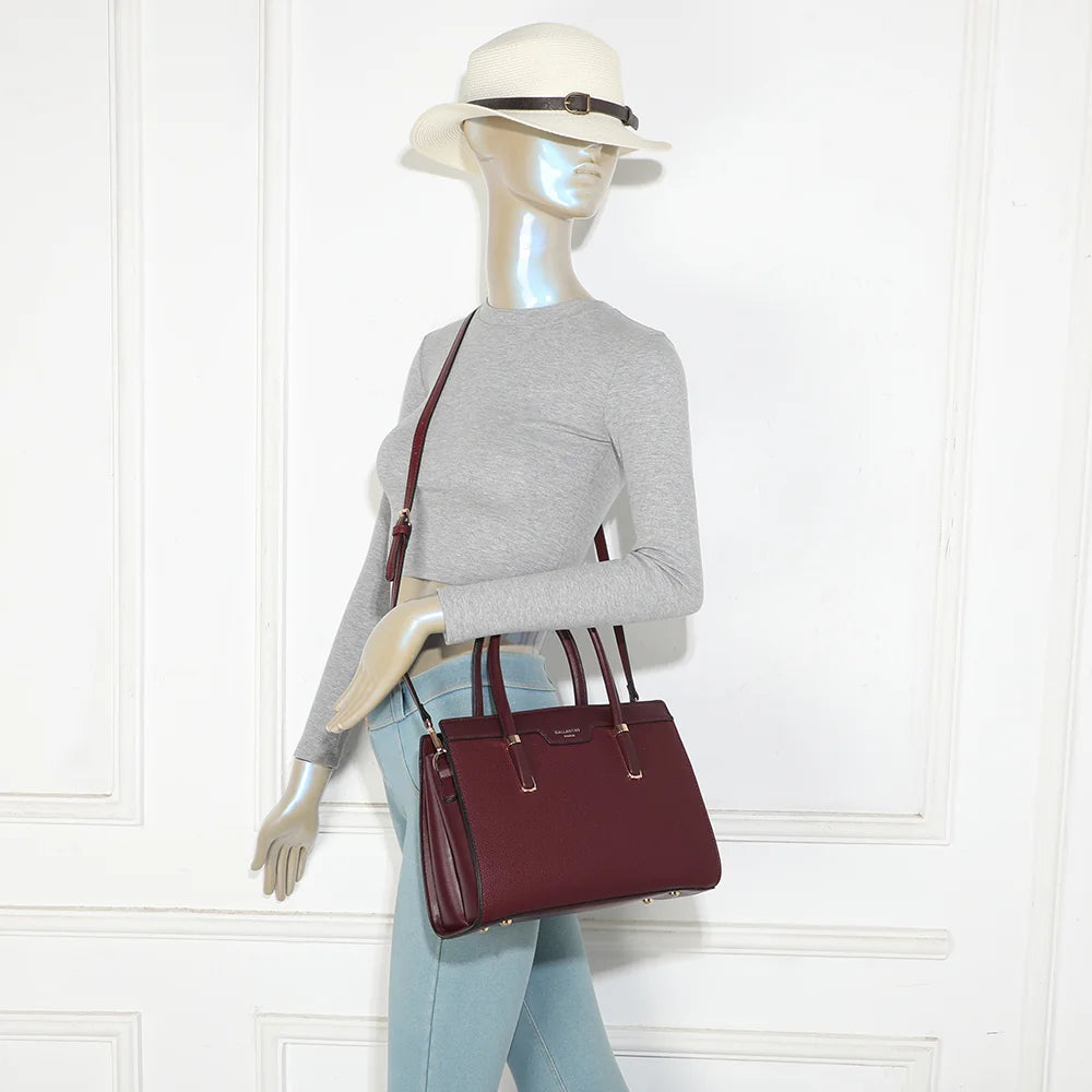 Sac cabas La Belléa bordeaux porté par une femme, à la main par ses anses arrondies – réf. M-9463