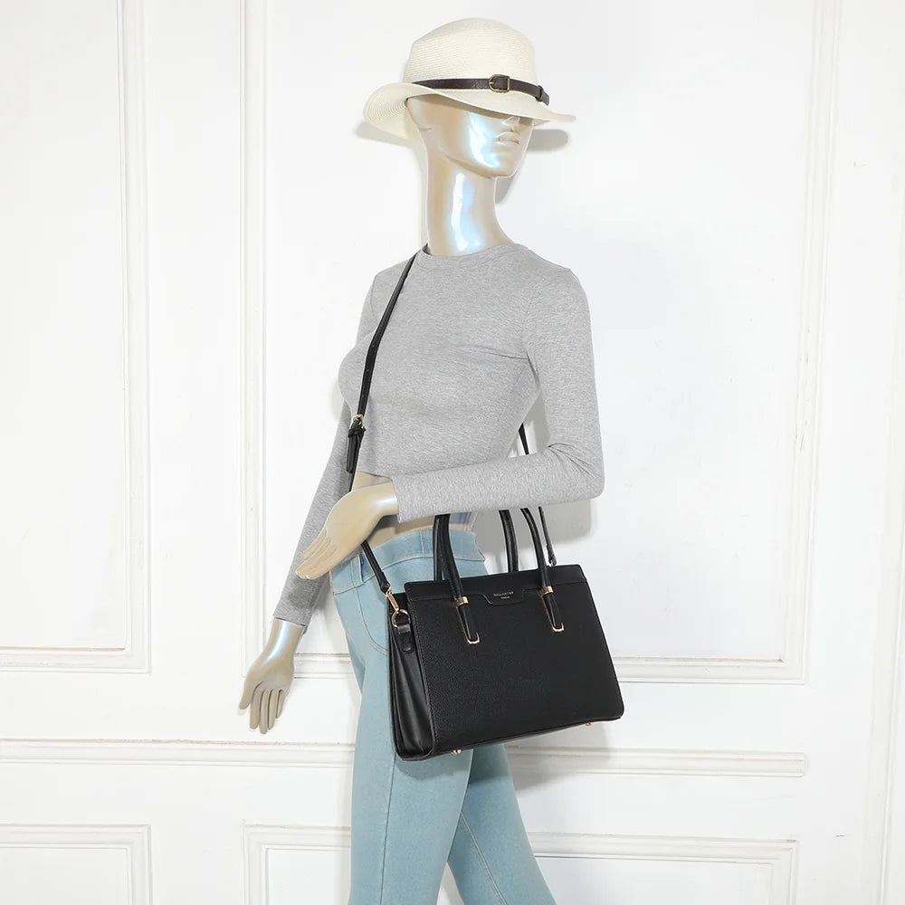 Sac cabas La Belléa noir porté par une femme, à la main par ses anses arrondies – réf. M-9463