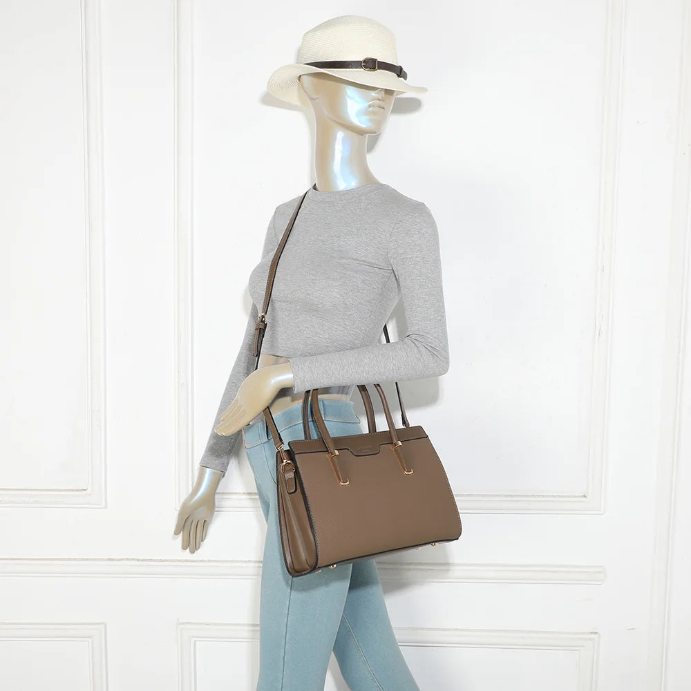 Sac cabas La Belléa taupe foncé porté par une femme, à la main par ses anses arrondies – réf. M-9463