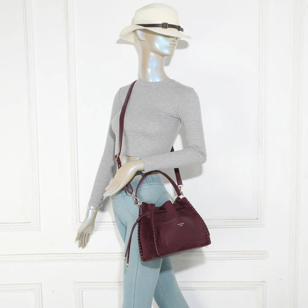 Sac La Belmira bordeaux porté par une femme, à la main ou avec sa bandoulière amovible – réf. R-2073