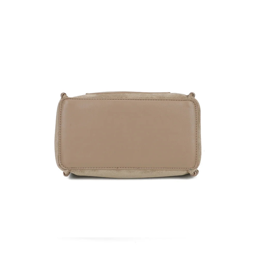 Dessous du sac La Belmira taupe foncé, vue de la base de ce format seau compact de 24 × 12 cm – réf. R-2073