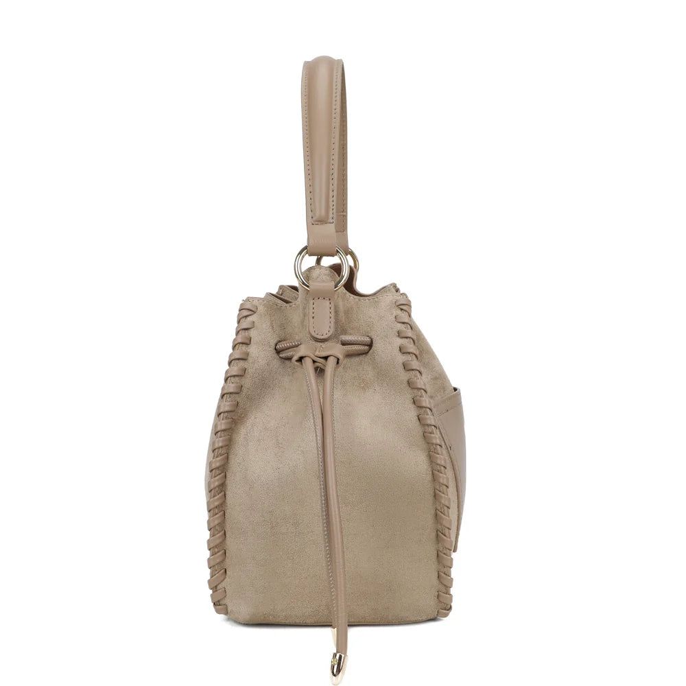 Profil du sac La Belmira taupe foncé : côté lacé et liens de serrage terminés par des embouts dorés – réf. R-2073