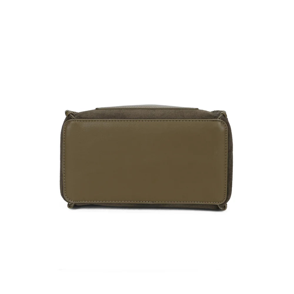 Dessous du sac La Belmira vert foncé, vue de la base de ce format seau compact de 24 × 12 cm – réf. R-2073