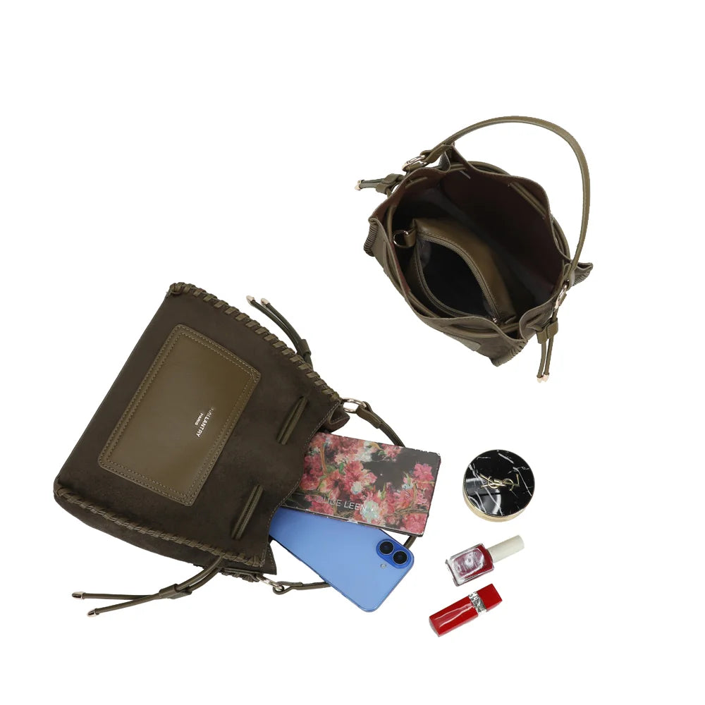 Intérieur du sac La Belmira vert foncé : plusieurs espaces de rangement, dont une poche zippée – réf. R-2073