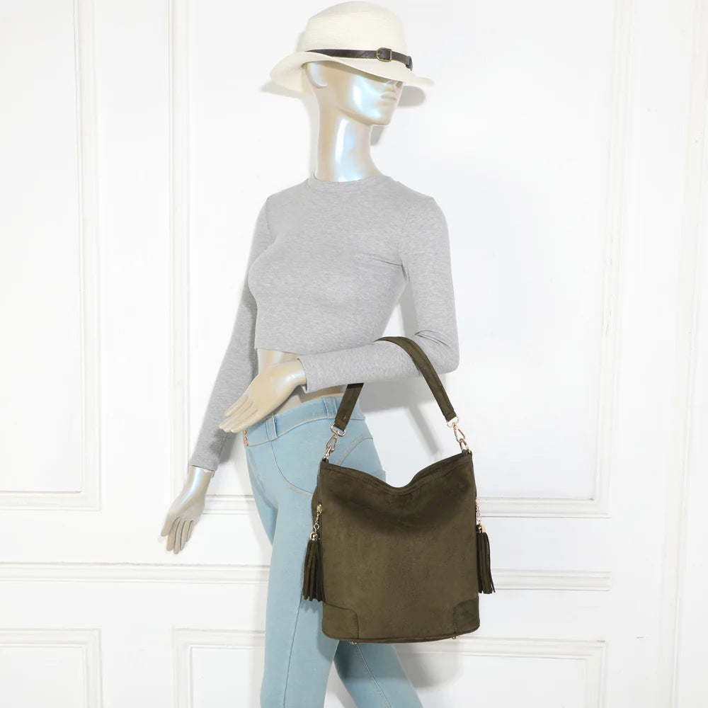 Sac La Bohème Élégante vert foncé porté par une femme, à l’épaule ou en bandoulière réglable – réf. M-9271-9