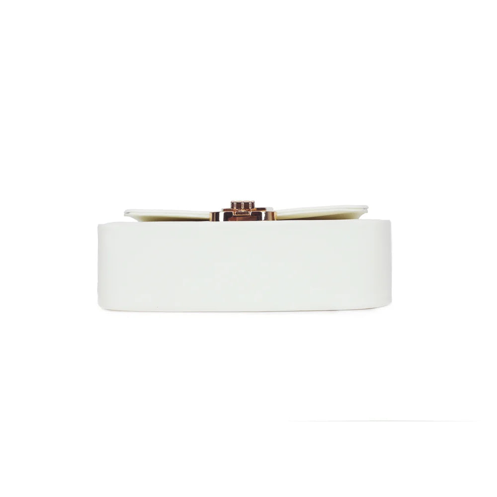 Dessous du sac La Caliane blanc, base nette et finition synthétique lisse – réf. YL-26023