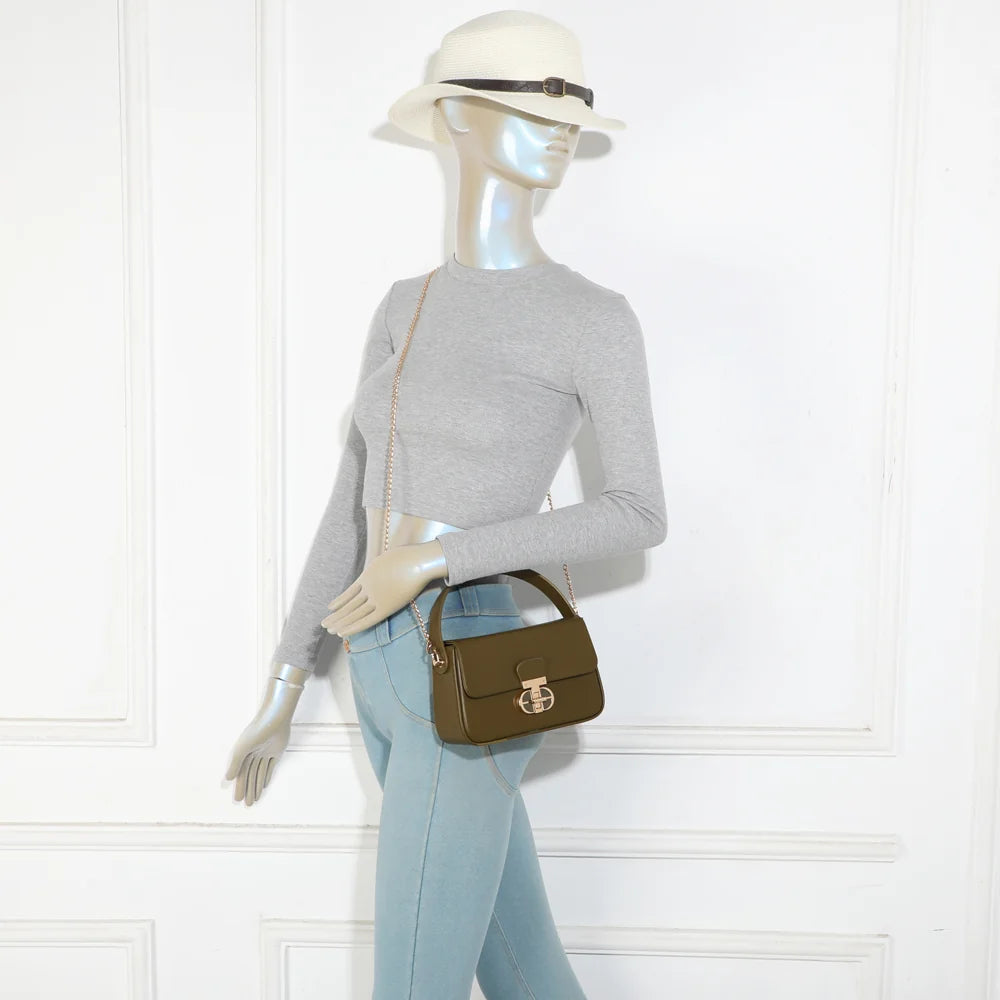 Sac La Caliane vert foncé porté par une femme, à la main ou avec sa chaîne dorée – réf. YL-26023