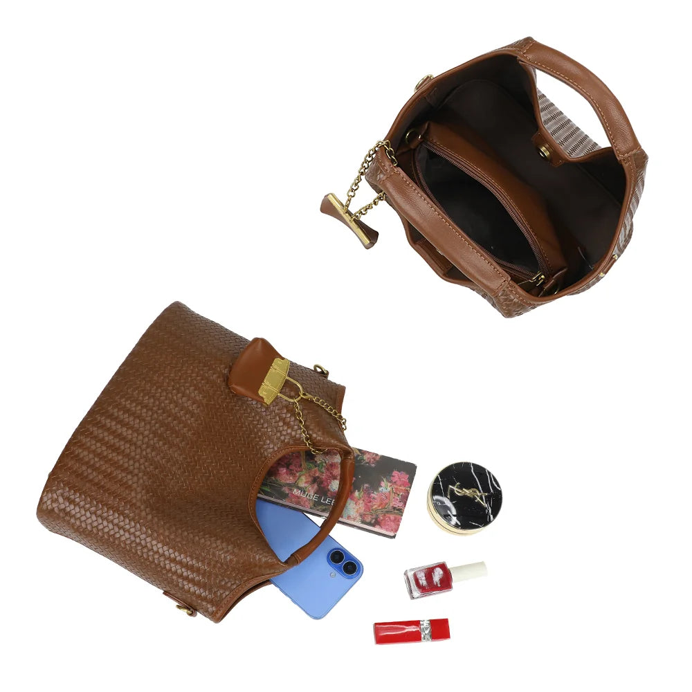 Intérieur de La Caramelle marron : compartiment principal et pochette zippée pour les petits effets – réf. KJ-62074-1
