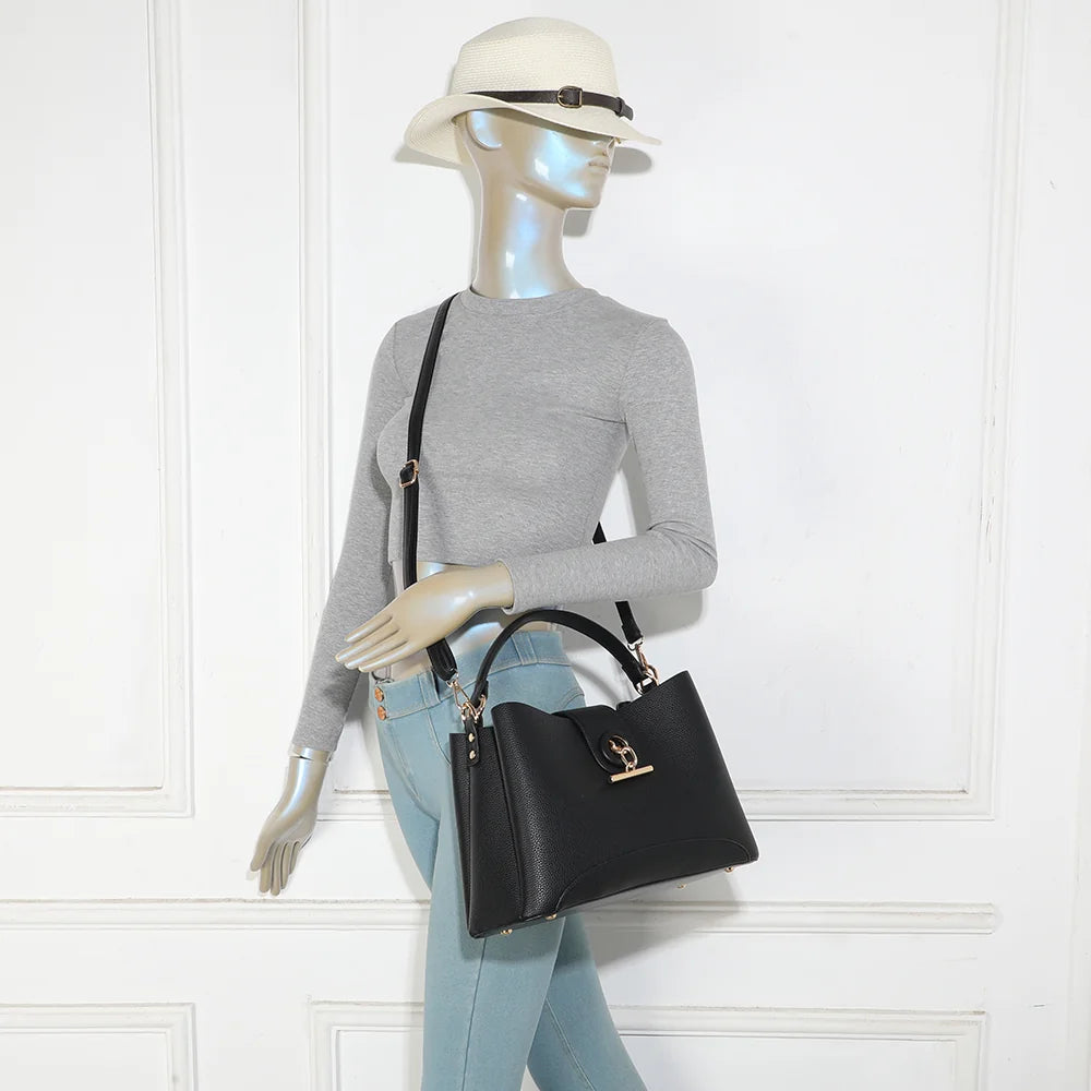 Sac à main femme La Célénie noir porté, à la main ou en bandoulière amovible – réf. DQ-8744