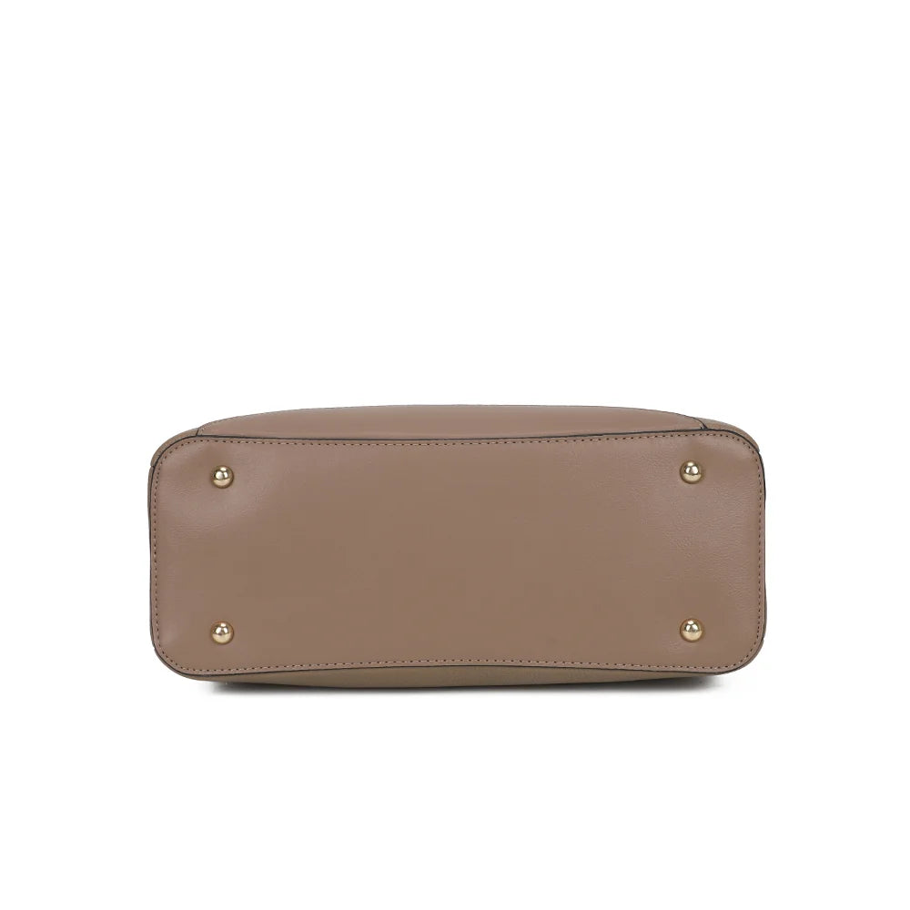 Dessous de La Célénie taupe foncé : fond renforcé muni de pieds métalliques qui protègent le sac posé – réf. DQ-8744