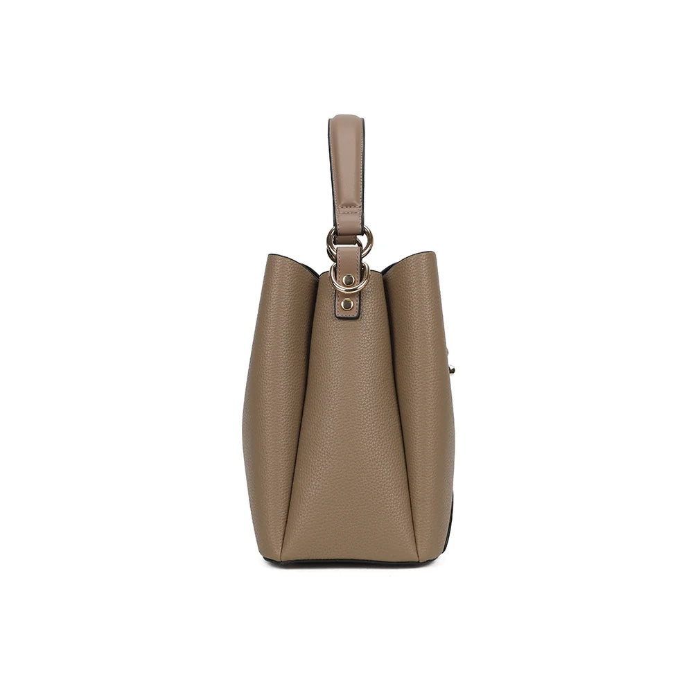 Profil de La Célénie taupe foncé : soufflet de 13 cm et anneaux dorés pour la bandoulière amovible – réf. DQ-8744