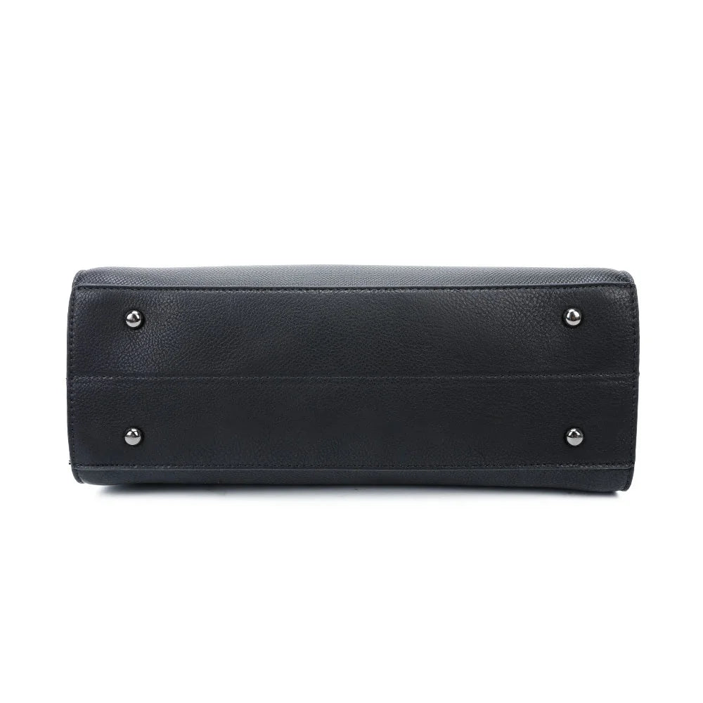 Dessous de La Célestine noir, une base rectangulaire qui garde le sac bien structuré – réf. G-7372