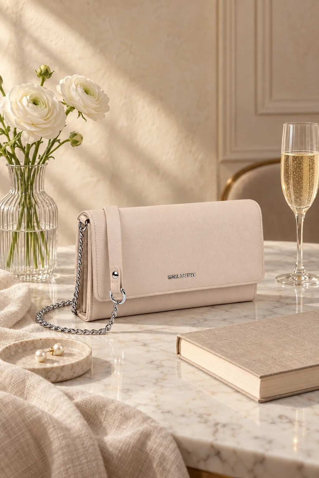 Pochette à chaîne La Célina posée dans un décor élégant – visuel d'ambiance créé avec l'IA – Gallantry Paris