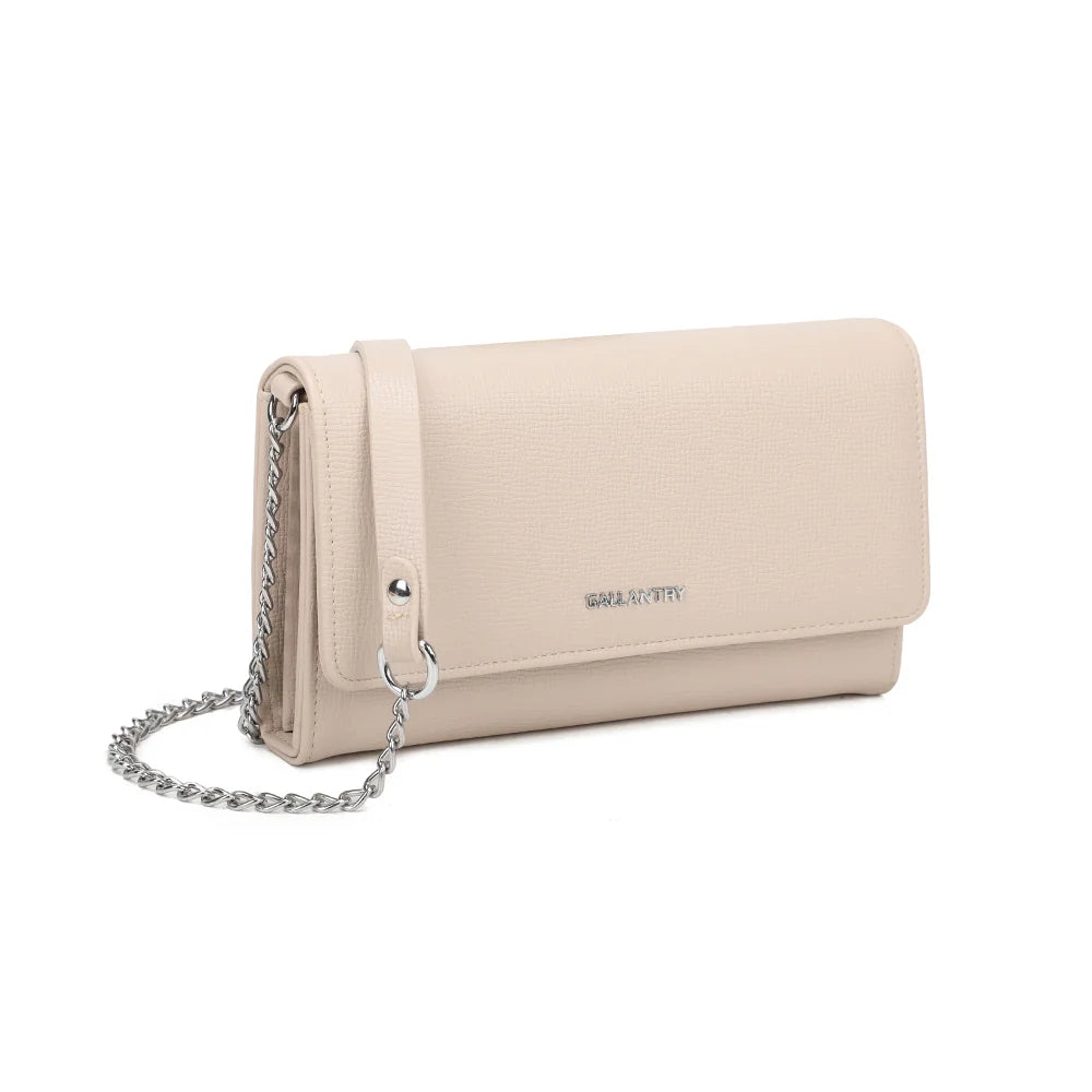 La Célina beige vue de trois quarts, avec sa chaîne métallique fixée par un anneau sur une patte assortie – réf. SF-69049