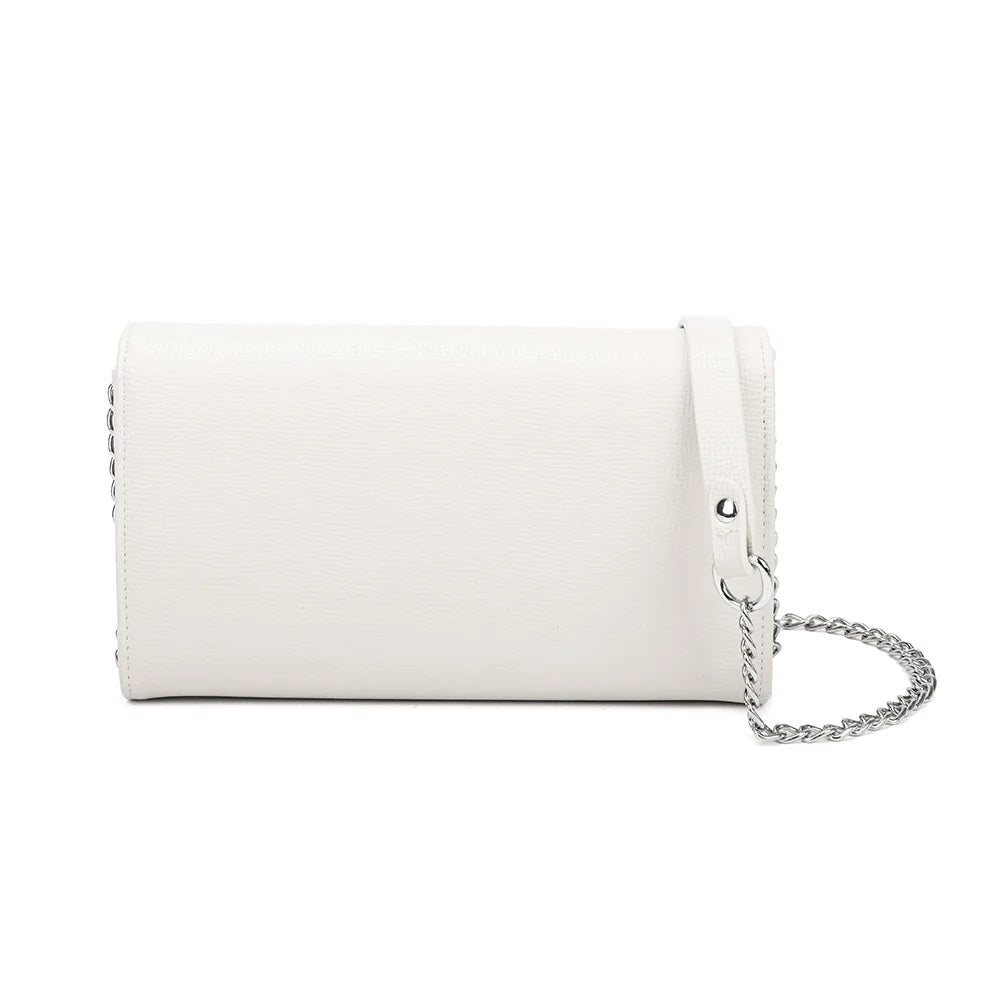 Dos de la pochette La Célina blanc, surface synthétique à la texture fine striée et lignes épurées – réf. SF-69049