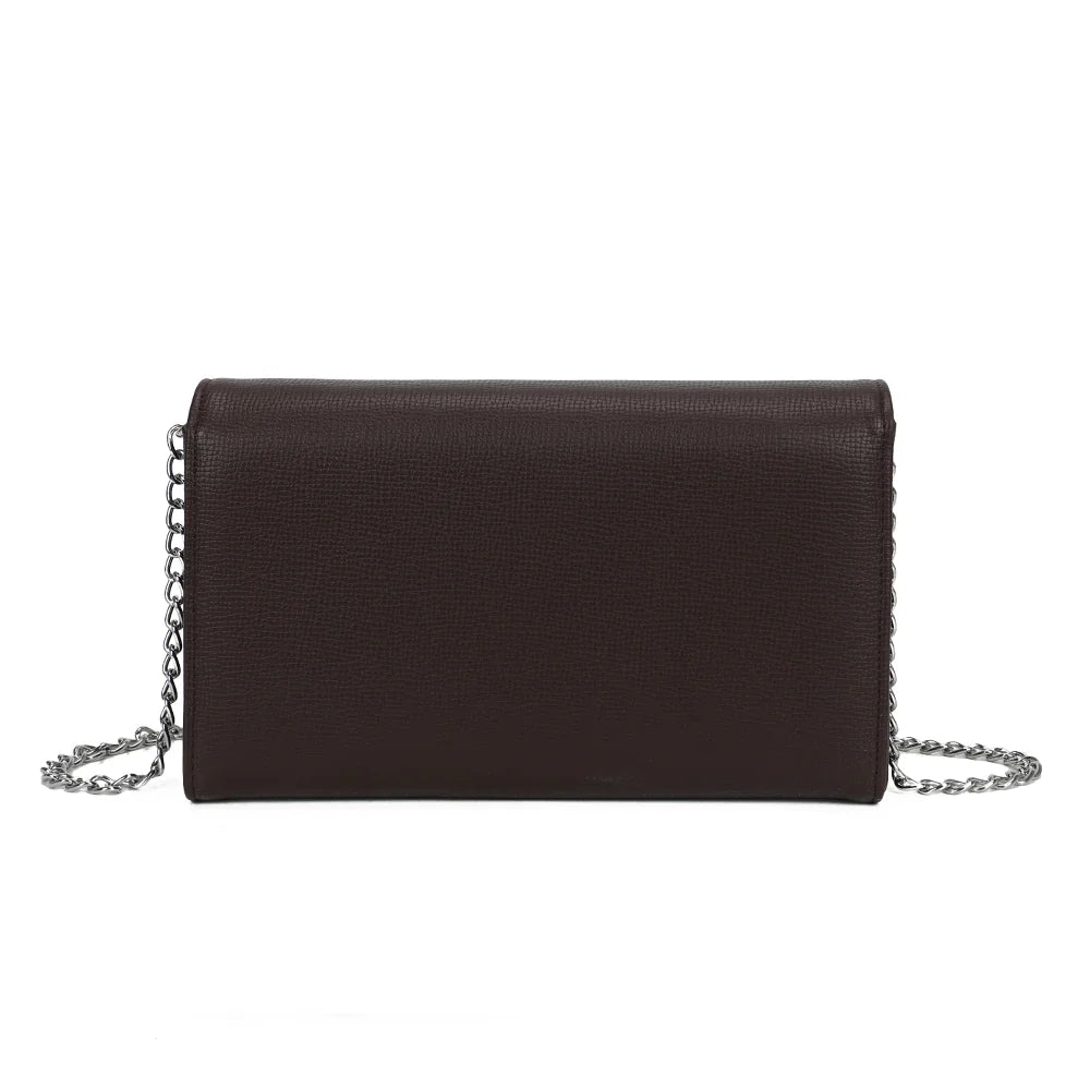 Dos de la pochette La Célina coffee, surface synthétique à la texture fine striée et lignes épurées – réf. SF-69049