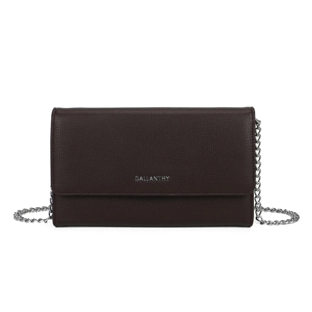 Pochette femme à chaîne La Célina coffee, rabat texturé et plaque logo métal – Gallantry Paris – réf. SF-69049