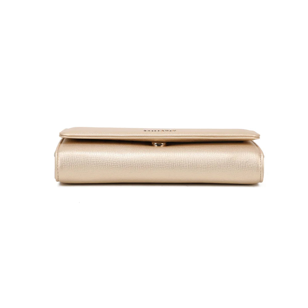 Dessous de la pochette La Célina or, finitions soignées sur un format compact de 22 cm – réf. SF-69049