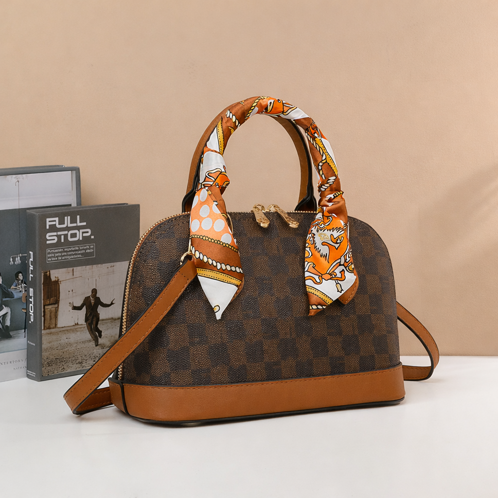 Sac à main La Charlotte marron à damier et foulard imprimé en mise en scène – visuel d'ambiance créé avec l'IA – Gallantry Paris
