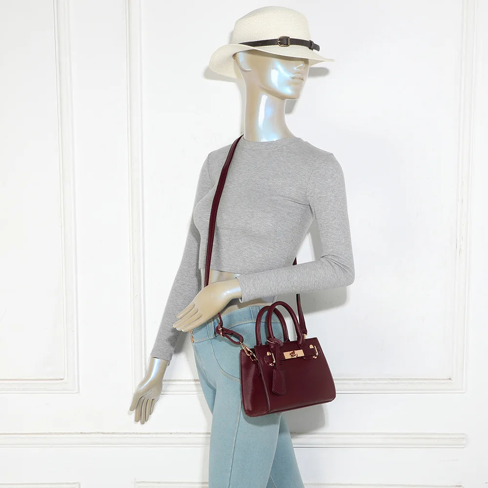 Sac à main femme La Colette bordeaux porté, au creux du bras ou avec la bandoulière amovible – réf. R-2059