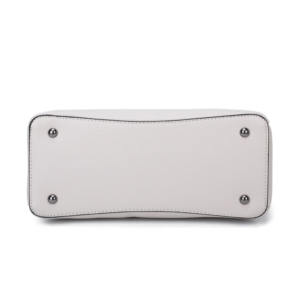 Dessous du sac à main La Coquette beige avec ses pieds métalliques – réf. DQ-815