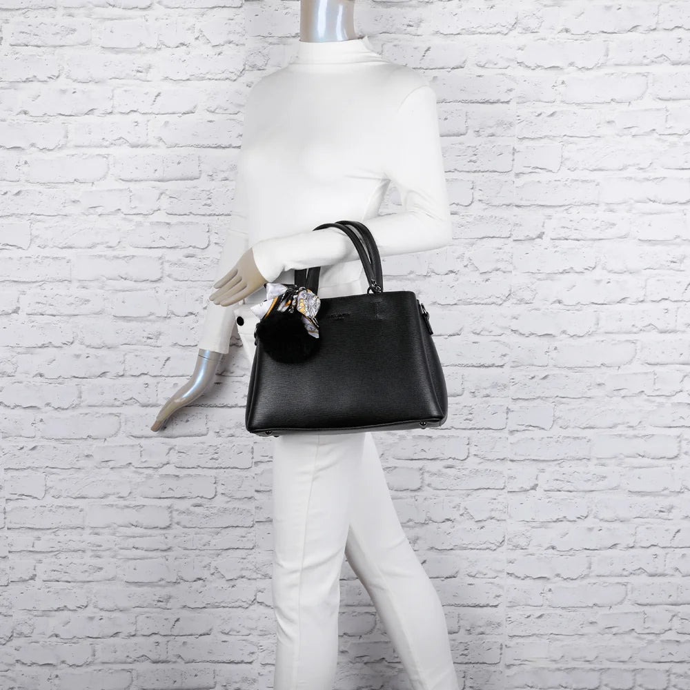 Sac à main femme La Coquette noir porté à la main sur un mannequin, pour juger de sa taille – réf. DQ-815