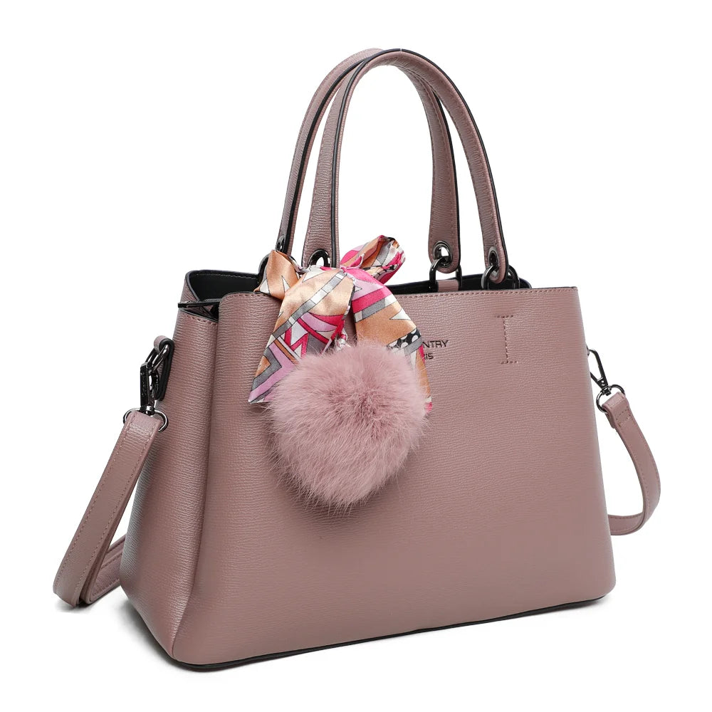 Sac à main La Coquette rose foncé de trois quarts, anses courtes et bandoulière – réf. DQ-815