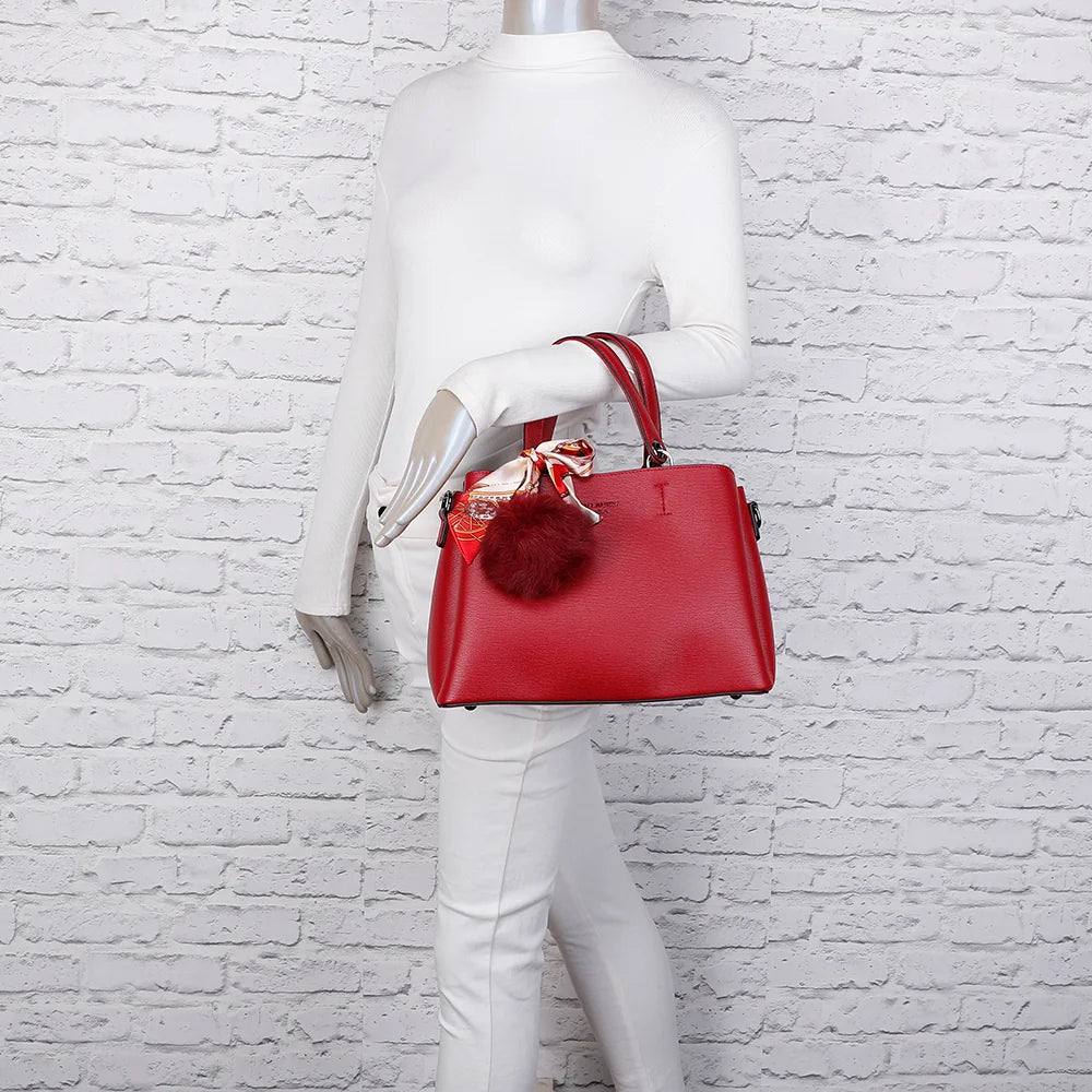 Sac à main femme La Coquette rouge foncé porté à la main sur un mannequin, pour juger de sa taille – réf. DQ-815