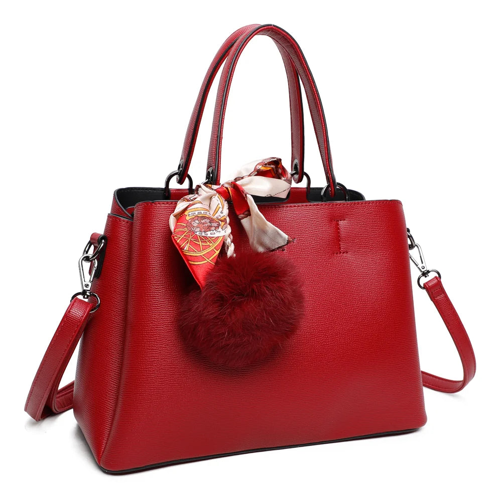 Sac à main La Coquette rouge foncé de trois quarts, anses courtes et bandoulière – réf. DQ-815