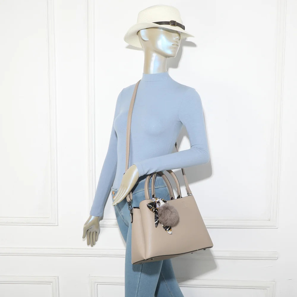 Sac à main femme La Coquette taupe foncé porté à la main sur un mannequin, pour juger de sa taille – réf. DQ-815