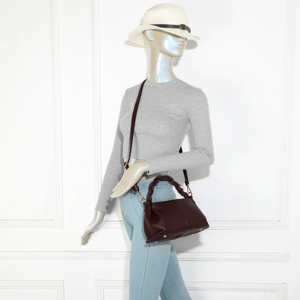 Sac à main femme La Cordélia bordeaux porté à la main par sa poignée tressée, ou à l’épaule en bandoulière – réf. R-2061