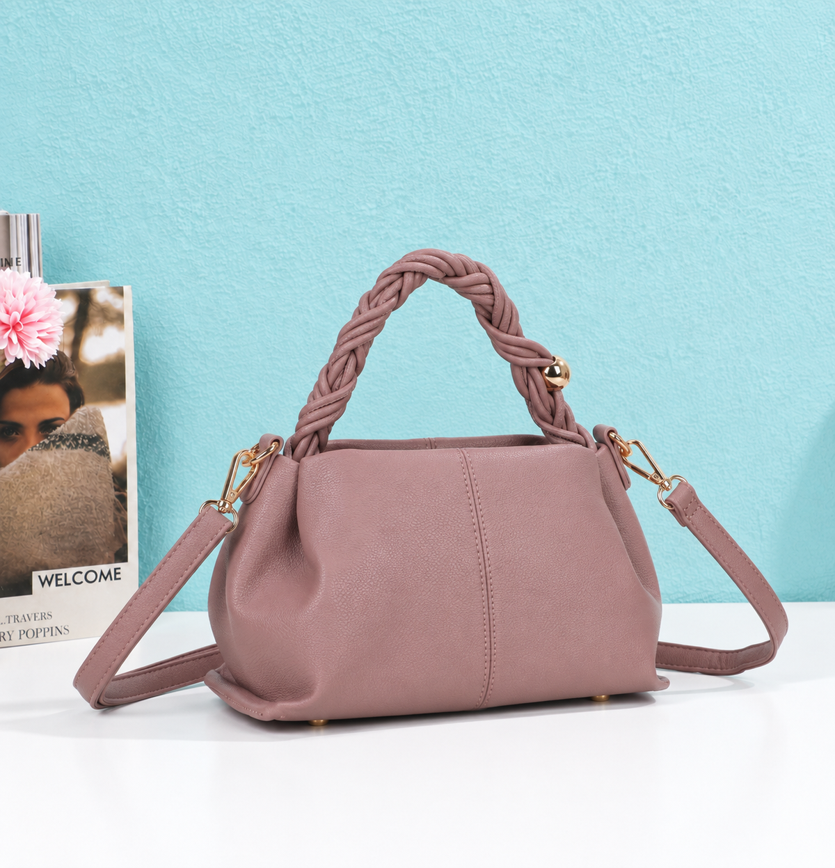 Sac à main La Cordélia rose foncé à poignée tressée dans un décor d’ambiance – visuel d’ambiance créé avec l’IA – Gallantry Paris