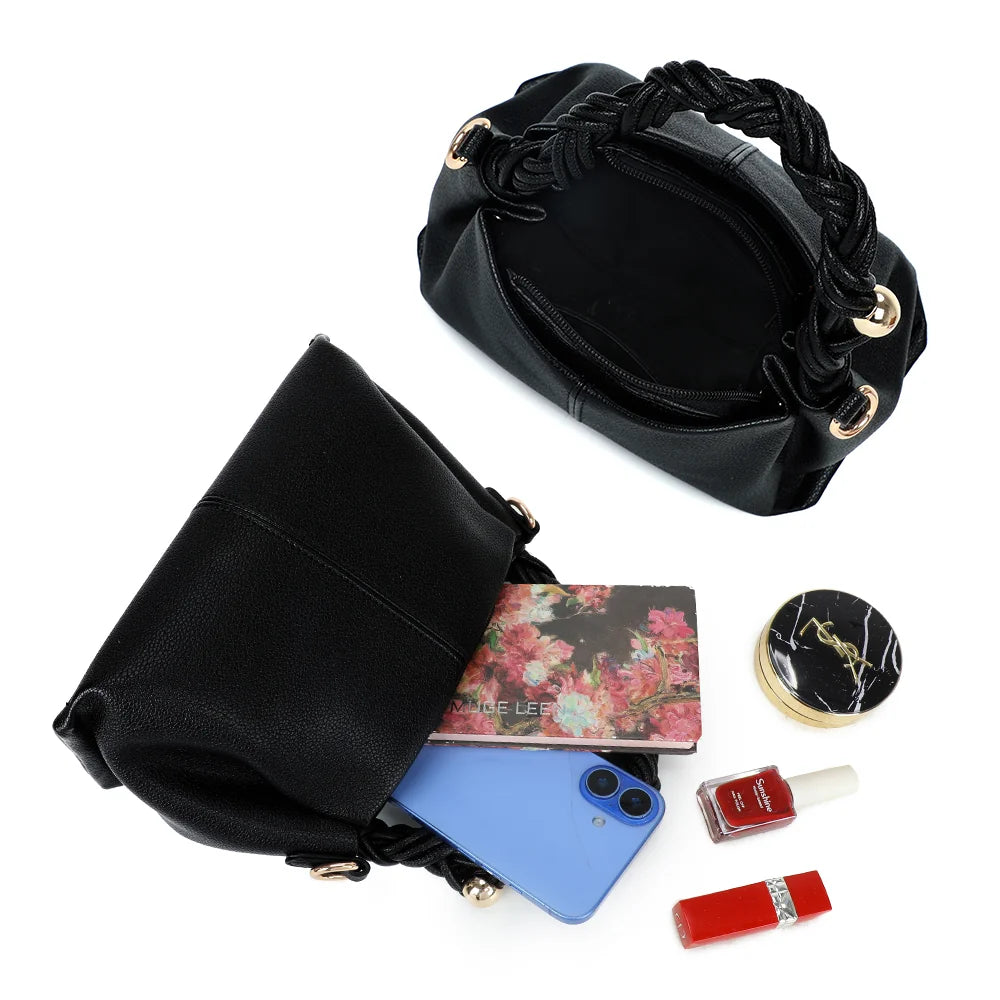 Intérieur de La Cordélia noir : fermeture zippée et rangement pour téléphone, carnet et maquillage – réf. R-2061