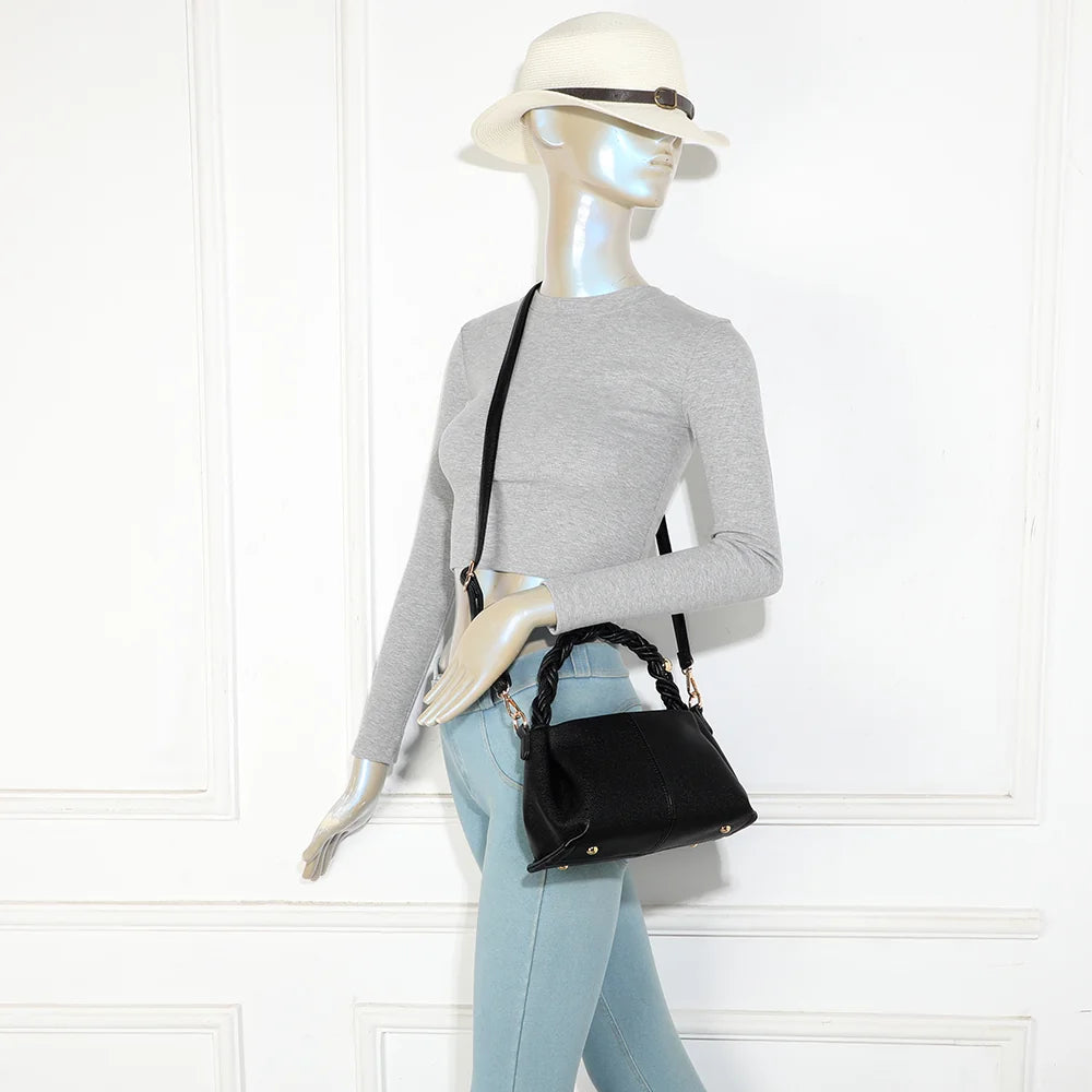 Sac à main femme La Cordélia noir porté à la main par sa poignée tressée, ou à l’épaule en bandoulière – réf. R-2061